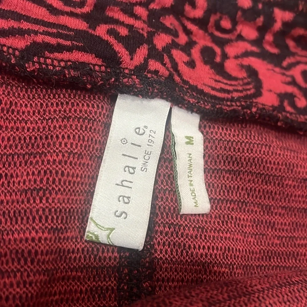 Bundle: Outfit Sahalie Skirt/ est.1962 Sweater